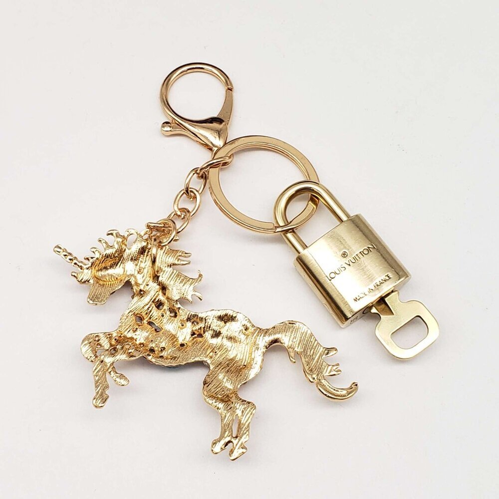 LV Gold Padlock Authentic 🔑 Luxury Bag Charm w/ Unbranded Horse Keychain - Picture 4 of 6